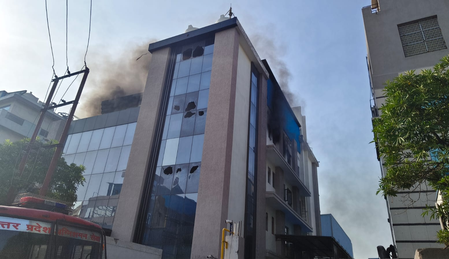 नोएडा गारमेंट फैक्ट्री की चौथी मंजिल में लगी भीषण आग, दमकल की 8 गाड़ियों ने पाया काबू नोएडा गारमेंट फैक्ट्री की चौथी मंजिल में लगी भीषण आग, दमकल की 8 गाड़ियों ने पाया काबू