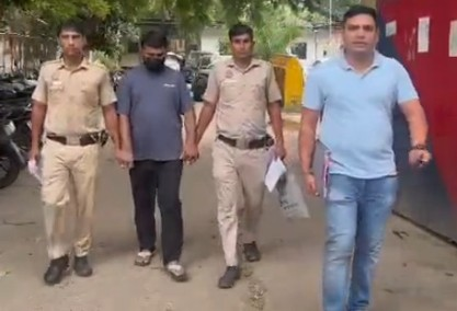 60 लाख रुपये की धोखाधड़ी करने वाले आरोपी को दिल्ली पुलिस ने गुजरात से किया गिरफ्तार 60 लाख रुपये की धोखाधड़ी करने वाले आरोपी को दिल्ली पुलिस ने गुजरात से किया गिरफ्तार