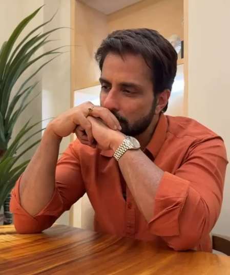 आईफोन की भीड़ देख सोनू सूद ने कसा तंज, कहा- असली अपग्रेड फोन का नहीं समाज का करो आईफोन की भीड़ देख सोनू सूद ने कसा तंज, कहा- असली अपग्रेड फोन का नहीं समाज का करो