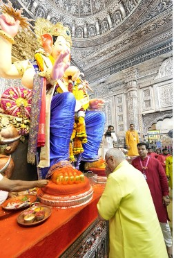 मुंबई दौरे पर उप-राष्ट्रपति राधाकृष्णन ने किए लालबागचा राजा के दर्शन, सीएम फडणवीस के घर भी पहुंचे मुंबई दौरे पर उप-राष्ट्रपति राधाकृष्णन ने किए लालबागचा राजा के दर्शन, सीएम फडणवीस के घर भी पहुंचे