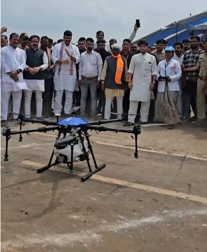 गुना में केंद्रीय मंत्री सिंधिया ने नमो ड्रोन दीदी के साथ उड़ाया ड्रोन, महिलाओं की तकनीकी दक्षता की सराहना