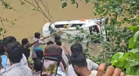 मध्य प्रदेश आगर मालवा में श्रद्धालुओं से भरी कार बारिश से उफनते नाले में बही, 8 की मौत