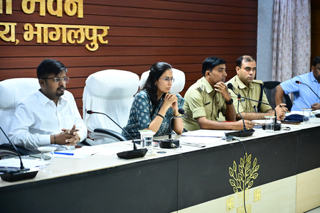 भागलपुर में स्वास्थ्य सेवाओं की डीएम ने की समीक्षा, लापरवाही पर कार्रवाई की चेतावनी भागलपुर में स्वास्थ्य सेवाओं की डीएम ने की समीक्षा, लापरवाही पर कार्रवाई की चेतावनी
