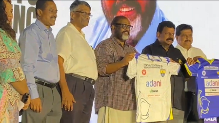 सुपर लीग केरल सीजन 3 कोम्बन्स एफसी ने नए सीजन से पहले जर्सी और टीम का अनावरण किया सुपर लीग केरल सीजन 3 कोम्बन्स एफसी ने नए सीजन से पहले जर्सी और टीम का अनावरण किया
