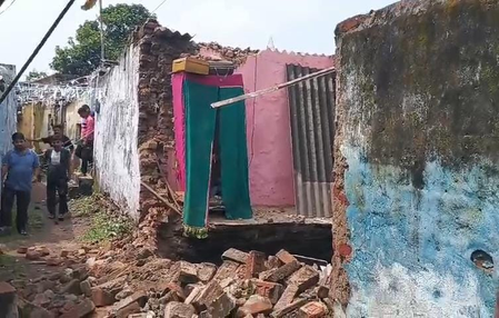 झारखंड धनबाद में तेज धमाके के साथ फिर धंसी भूमि, चार मकान प्रभावित, दो पूरी तरह जमींदोज झारखंड धनबाद में तेज धमाके के साथ फिर धंसी भूमि, चार मकान प्रभावित, दो पूरी तरह जमींदोज