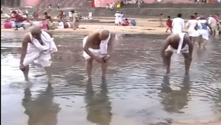 बिहार के गयाजी में ऑनलाइन पिंडदान के विरोध के स्वर मुखर, गयापाल तीर्थ पुरोहित बोले-यह सनातन और वैदिक परंपरा बिहार के गयाजी में ऑनलाइन पिंडदान के विरोध के स्वर मुखर, गयापाल तीर्थ पुरोहित बोले-यह सनातन और वैदिक परंपरा