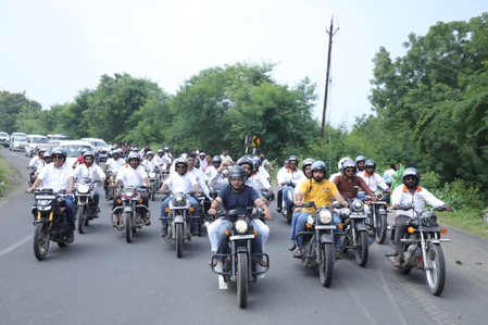 वडनगर से वाराणसी तक ‘सेवा यात्रा’ 35,500 किलोमीटर की बाइक यात्रा से गांव-गांव पहुंच रहा सेवा का संदेश वडनगर से वाराणसी तक ‘सेवा यात्रा’ 35,500 किलोमीटर की बाइक यात्रा से गांव-गांव पहुंच रहा सेवा का संदेश