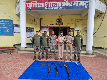 बीजापुर जंगल में छिपाकर रखा गया हथियारों का जखीरा बरामद, एके-47 समेत चार हथियार और 76 जिंदा कारतूस जब्त बीजापुर जंगल में छिपाकर रखा गया हथियारों का जखीरा बरामद, एके-47 समेत चार हथियार और 76 जिंदा कारतूस जब्त