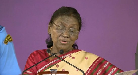 स्टार वही जो रोशनी फैलाए, अंधेरा नहीं राष्ट्रपति ने कलाकारों से हानिकारक पदार्थों का प्रचार न करने की अपील की स्टार वही जो रोशनी फैलाए, अंधेरा नहीं राष्ट्रपति ने कलाकारों से हानिकारक पदार्थों का प्रचार न करने की अपील की