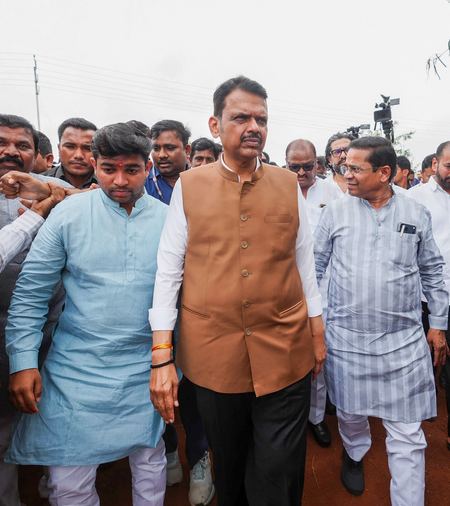 महाराष्ट्र में फडणवीस सरकार का बड़ा फैसला, सूखा प्रभावित क्षेत्रों में छात्रों की परीक्षा फीस माफ महाराष्ट्र में फडणवीस सरकार का बड़ा फैसला, सूखा प्रभावित क्षेत्रों में छात्रों की परीक्षा फीस माफ