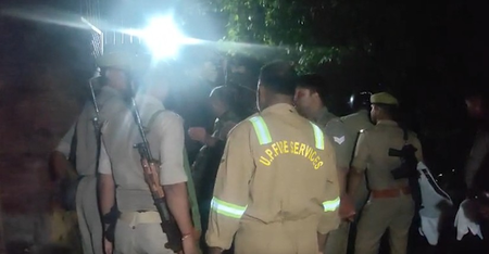 आजमगढ़ में पत्नी, 2 पंडितों और बेटे को मारी गोली, पुलिस ने आरोपी को मुठभेड़ में किया ढेर आजमगढ़ में पत्नी, 2 पंडितों और बेटे को मारी गोली, पुलिस ने आरोपी को मुठभेड़ में किया ढेर