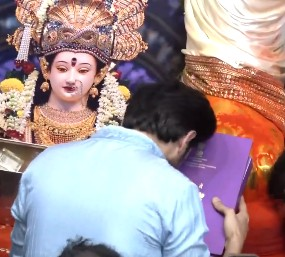 राष्ट्रीय पुरस्कार जीतने के बाद लालबागचा राजा के दरबार पहुंचे कार्तिक आर्यन, बप्पा को समर्पित किया अवॉर्ड राष्ट्रीय पुरस्कार जीतने के बाद लालबागचा राजा के दरबार पहुंचे कार्तिक आर्यन, बप्पा को समर्पित किया अवॉर्ड
