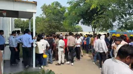 नोएडा इंटरनेशनल एयरपोर्ट पर मजदूरों का प्रदर्शन, छह महीने से वेतन नहीं मिलने का आरोप नोएडा इंटरनेशनल एयरपोर्ट पर मजदूरों का प्रदर्शन, छह महीने से वेतन नहीं मिलने का आरोप