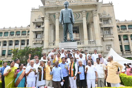 कर्नाटक वित्तीय स्थिति पर श्वेत पत्र की मांग को लेकर भाजपा का विधान सौधा पर प्रदर्शन कर्नाटक वित्तीय स्थिति पर श्वेत पत्र की मांग को लेकर भाजपा का विधान सौधा पर प्रदर्शन