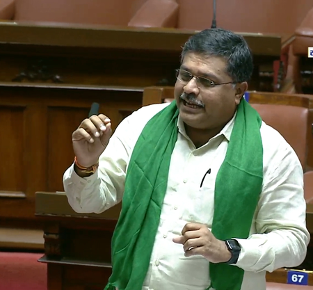 15 लाख रुपए की शॉल पर टिप्पणी से कर्नाटक विधानसभा में झड़प 15 लाख रुपए की शॉल पर टिप्पणी से कर्नाटक विधानसभा में झड़प