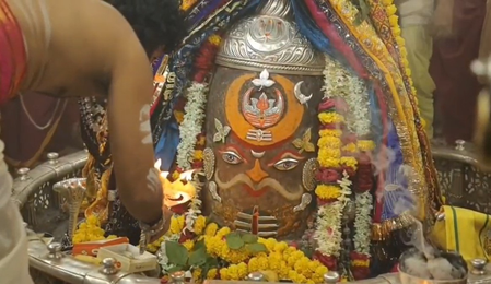 भस्म आरती बाबा महाकाल का राजाधिराज स्वरूप में भव्य शृंगार, चंद्रमा, त्रिपुंड और त्रिशूल से सजाया गया