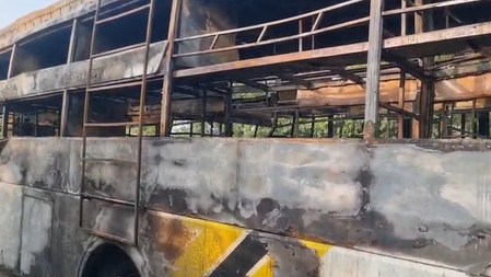 यमुना एक्सप्रेसवे पर चलती डबल डेकर बस में लगी भीषण आग, 9 यात्री जिंदा जले