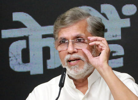 वोटर लिस्ट से 13 करोड़ नाम हटाने पर सियासी घमासान, पवन खेड़ा ने भाजपा से पूछे तीखे सवाल वोटर लिस्ट से 13 करोड़ नाम हटाने पर सियासी घमासान, पवन खेड़ा ने भाजपा से पूछे तीखे सवाल