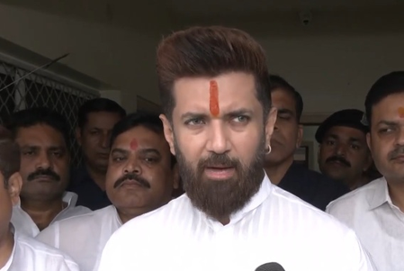 राहुल गांधी के आरोपों पर सत्ता पक्ष का पलटवार, चिराग बोले-मजबूती से अपना पक्ष रखे चुनाव आयोग राहुल गांधी के आरोपों पर सत्ता पक्ष का पलटवार, चिराग बोले-मजबूती से अपना पक्ष रखे चुनाव आयोग
