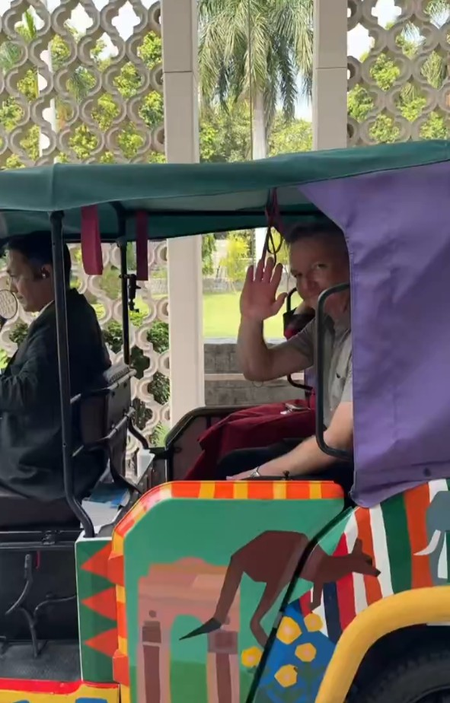 ऑस्ट्रेलिया के जलवायु परिवर्तन और ऊर्जा मंत्री क्रिस बोवेन ने नई दिल्ली में ई-रिक्शा की सवारी की ऑस्ट्रेलिया के जलवायु परिवर्तन और ऊर्जा मंत्री क्रिस बोवेन ने नई दिल्ली में ई-रिक्शा की सवारी की