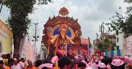 महाराष्ट्र-गुजरात में धूमधाम से हो रहा गणपति विसर्जन, ढोल-ताशों के साथ निकले विशाल जुलूस महाराष्ट्र-गुजरात में धूमधाम से हो रहा गणपति विसर्जन, ढोल-ताशों के साथ निकले विशाल जुलूस