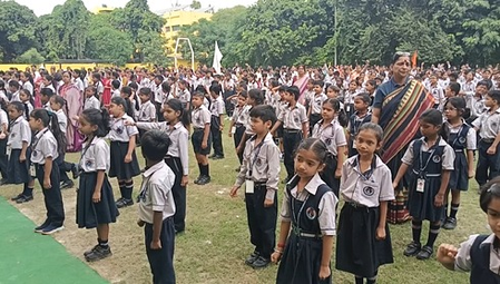 वंदे मातरम की 150वीं वर्षगांठ पर स्कूलों और संस्थानों में सामूहिक गायन, एक करोड़ से ज्यादा हुए शामिल वंदे मातरम की 150वीं वर्षगांठ पर स्कूलों और संस्थानों में सामूहिक गायन, एक करोड़ से ज्यादा हुए शामिल