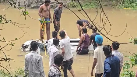 आगर मालवा-नलखेड़ा कार हादसा आठ मौतों के बाद बगलामुखी मंदिर प्रशासन की बड़ी कार्रवाई, 12 अस्थायी कर्मचारी हटाए आगर मालवा-नलखेड़ा कार हादसा आठ मौतों के बाद बगलामुखी मंदिर प्रशासन की बड़ी कार्रवाई, 12 अस्थायी कर्मचारी हटाए