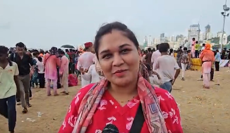 मुंबई लालबागचा राजा के विसर्जन के लिए गिरगांव चौपाटी पर बड़ी संख्या श्रद्धालुओं की भारी भीड़ मुंबई लालबागचा राजा के विसर्जन के लिए गिरगांव चौपाटी पर बड़ी संख्या श्रद्धालुओं की भारी भीड़