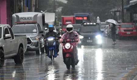 बैंकॉक में मूसलाधार बारिश से बाढ़ के हालात, सभी 50 जिलों को आपदा क्षेत्र घोषित किया गया बैंकॉक में मूसलाधार बारिश से बाढ़ के हालात, सभी 50 जिलों को आपदा क्षेत्र घोषित किया गया