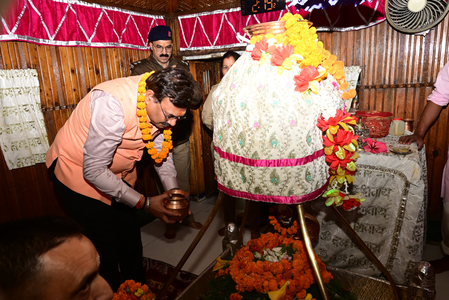 उत्तरकाशी गंगोत्री धाम पहुंचे मुख्य सचिव आनंद बर्द्धन, मां गंगा की पूजा कर प्रदेश की सुख-समृद्धि की कामना की उत्तरकाशी गंगोत्री धाम पहुंचे मुख्य सचिव आनंद बर्द्धन, मां गंगा की पूजा कर प्रदेश की सुख-समृद्धि की कामना की