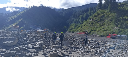 उत्तरकाशी गंगोत्री-गौमुख ट्रेक पर महाराष्ट्र का पर्यटक खाई में गिरा, दूसरे दिन भी तलाश जारी उत्तरकाशी गंगोत्री-गौमुख ट्रेक पर महाराष्ट्र का पर्यटक खाई में गिरा, दूसरे दिन भी तलाश जारी