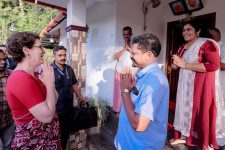 एशियन गेम्स सिल्वर मेडलिस्ट विदरसा के घर पहुंचीं प्रियंका गांधी, परिवार को बधाई दी एशियन गेम्स सिल्वर मेडलिस्ट विदरसा के घर पहुंचीं प्रियंका गांधी, परिवार को बधाई दी