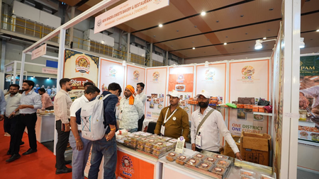 ओडीओसी पवेलियन में यूपी के स्वाद का संगम, मास्टर शेफ क्लास में बन रहा मिर्जापुर के गुड़ का ठेकुआ
