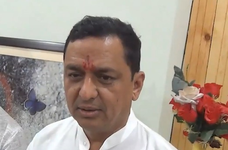 1962 के हीरो जसवंत सिंह रावत के गांव पहुंचे सांसद अनिल बलूनी, घर को स्मारक और संग्रहालय बनाने का ऐलान 1962 के हीरो जसवंत सिंह रावत के गांव पहुंचे सांसद अनिल बलूनी, घर को स्मारक और संग्रहालय बनाने का ऐलान