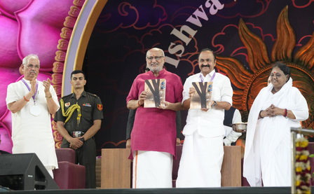 विश्व सेवा दिनम् समारोह में उपराष्ट्रपति बोले, अम्मा के सेवा कार्य भारत की सभ्यतागत चेतना के प्रतीक विश्व सेवा दिनम् समारोह में उपराष्ट्रपति बोले, अम्मा के सेवा कार्य भारत की सभ्यतागत चेतना के प्रतीक
