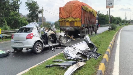 जमशेदपुर के मरीन ड्राइव हादसे में चार युवाओं की मौत के बाद सड़क किनारे पार्किंग पर सख्ती जमशेदपुर के मरीन ड्राइव हादसे में चार युवाओं की मौत के बाद सड़क किनारे पार्किंग पर सख्ती