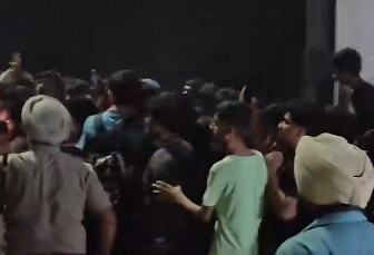 पंजाब में छात्रों का प्रदर्शन हुआ हिंसक, तीन पुलिस वाहन जलाए गए पंजाब में छात्रों का प्रदर्शन हुआ हिंसक, तीन पुलिस वाहन जलाए गए