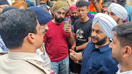 दिल्ली थप्पड़ कांड पर गरमाई सियासत, भाजपा नेताओं ने आप कार्यकर्ता को लेकर किए कई दावे दिल्ली थप्पड़ कांड पर गरमाई सियासत, भाजपा नेताओं ने आप कार्यकर्ता को लेकर किए कई दावे