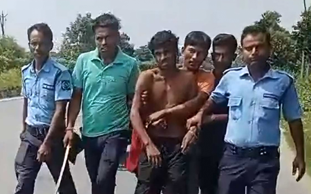 पश्चिम बंगाल के जलपाईगुड़ी में प्रशिक्षित कुत्ते की मदद से रोहिंग्या युवक पकड़ा गया पश्चिम बंगाल के जलपाईगुड़ी में प्रशिक्षित कुत्ते की मदद से रोहिंग्या युवक पकड़ा गया