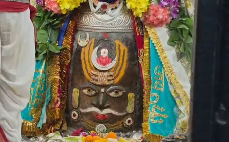 भांग, चंदन और आभूषण से सजे बाबा महाकाल, राजा स्वरूप में किया गया दिव्य शृंगार भांग, चंदन और आभूषण से सजे बाबा महाकाल, राजा स्वरूप में किया गया दिव्य शृंगार