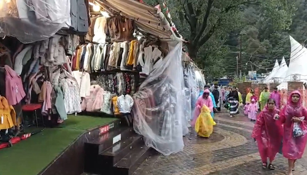 नैनीताल में बारिश के बाद बढ़ी ठंड, गर्म कपड़ों की खरीदारी के लिए बाजार पहुंच रहें पर्यटक नैनीताल में बारिश के बाद बढ़ी ठंड, गर्म कपड़ों की खरीदारी के लिए बाजार पहुंच रहें पर्यटक