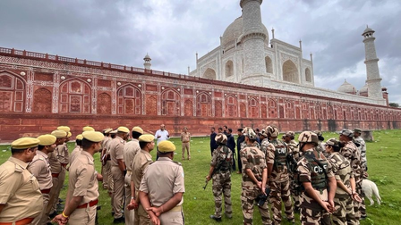 ताजमहल की सुरक्षा को लेकर बड़ी मॉक ड्रिल, आतंकी हमले की स्थिति से निपटने का हुआ अभ्यास ताजमहल की सुरक्षा को लेकर बड़ी मॉक ड्रिल, आतंकी हमले की स्थिति से निपटने का हुआ अभ्यास