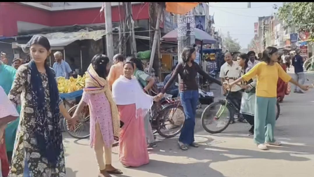 हजारीबाग सदर अस्पताल में महिला की मौत पर बवाल, परिजनों और स्थानीय लोगों ने किया सड़क जाम हजारीबाग सदर अस्पताल में महिला की मौत पर बवाल, परिजनों और स्थानीय लोगों ने किया सड़क जाम