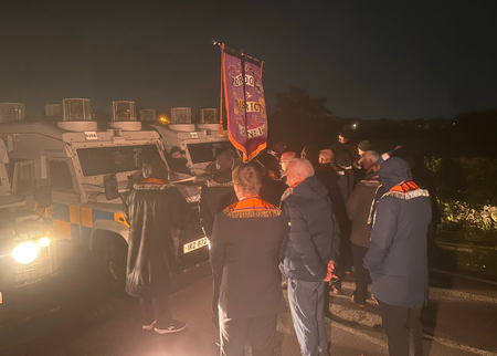 उत्तरी आयरलैंड में 28 साल बाद ऑरेंज ऑर्डर मार्च, पोर्टाडाउन में सैकड़ों प्रदर्शनकारियों ने रास्ता रोका उत्तरी आयरलैंड में 28 साल बाद ऑरेंज ऑर्डर मार्च, पोर्टाडाउन में सैकड़ों प्रदर्शनकारियों ने रास्ता रोका
