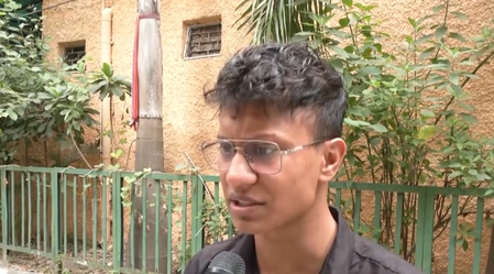 सड़क का घोटाला दिखाया तो मंत्री ने मारा थप्पड़, युवक ने की प्रवेश वर्मा के इस्तीफे की मांग सड़क का घोटाला दिखाया तो मंत्री ने मारा थप्पड़, युवक ने की प्रवेश वर्मा के इस्तीफे की मांग