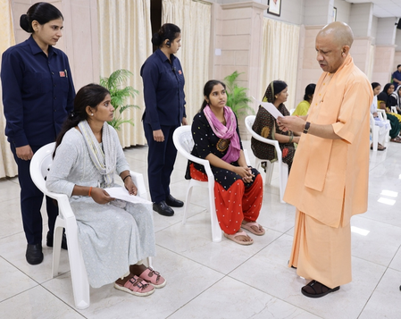 शांति, खुशहाली व सुदृढ़ कानून व्यवस्था नए यूपी की पहचान, इसमें बाधा डालने वालों को सबक सिखाएं सीएम योगी शांति, खुशहाली व सुदृढ़ कानून व्यवस्था नए यूपी की पहचान, इसमें बाधा डालने वालों को सबक सिखाएं सीएम योगी