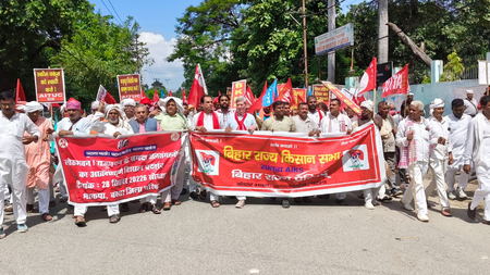 पटना में वाम संगठनों का प्रदर्शन, जेपी गोलंबर पर पुलिस से झड़प, बैरिकेड तोड़कर आगे बढ़े प्रदर्शनकारी पटना में वाम संगठनों का प्रदर्शन, जेपी गोलंबर पर पुलिस से झड़प, बैरिकेड तोड़कर आगे बढ़े प्रदर्शनकारी