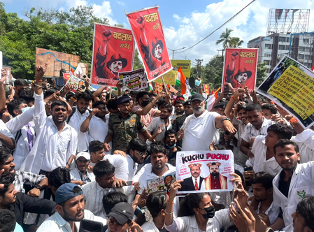 पटना में विभिन्न मांगों को लेकर प्रदर्शन; डाकबंगला पर पुलिस से झड़प, वाटर कैनन चलाया, कई हिरासत में पटना में विभिन्न मांगों को लेकर प्रदर्शन; डाकबंगला पर पुलिस से झड़प, वाटर कैनन चलाया, कई हिरासत में
