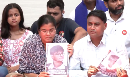 आईआईटी बॉम्बे छात्र साहिल वाकोडे मौत मामले में परिजनों ने की भूख हड़ताल, आरोपियों की गिरफ्तारी की मांग आईआईटी बॉम्बे छात्र साहिल वाकोडे मौत मामले में परिजनों ने की भूख हड़ताल, आरोपियों की गिरफ्तारी की मांग