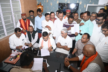 रांची में डॉ श्यामा प्रसाद मुखर्जी की प्रतिमा के अपमान का मामला, भाजपा नेताओं ने दिया एफआईआर का आवेदन रांची में डॉ श्यामा प्रसाद मुखर्जी की प्रतिमा के अपमान का मामला, भाजपा नेताओं ने दिया एफआईआर का आवेदन